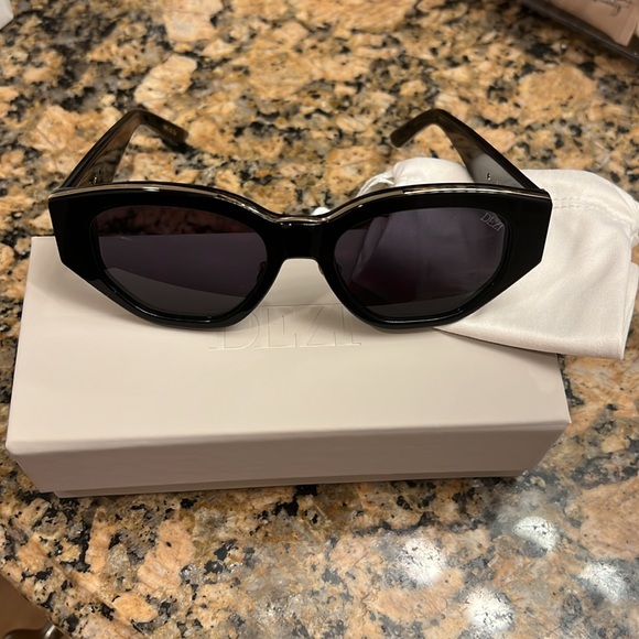 DEZI Charge It Sunglasses in Black-Dark Smoke - Picture 6 of 8